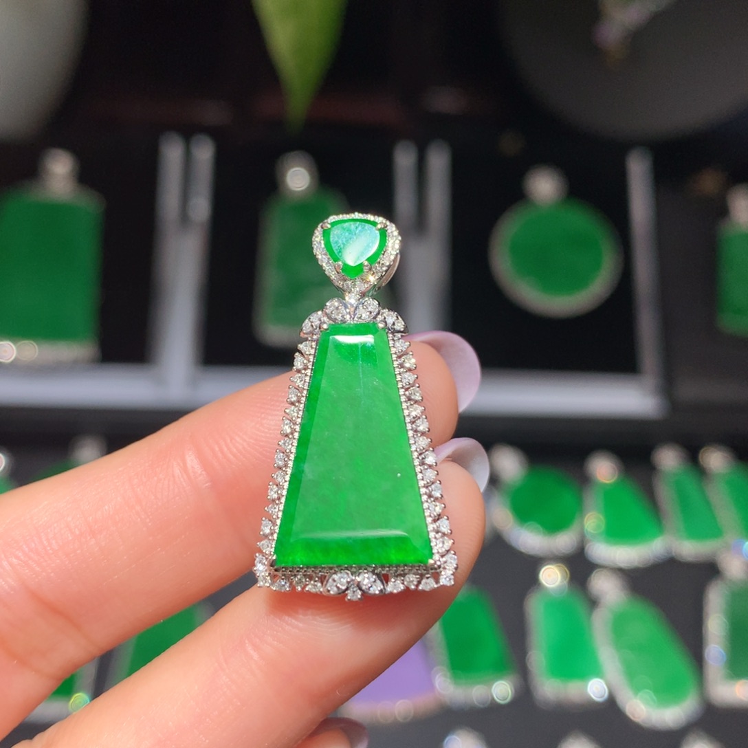 翡翠颈饰18K金镶嵌翡翠