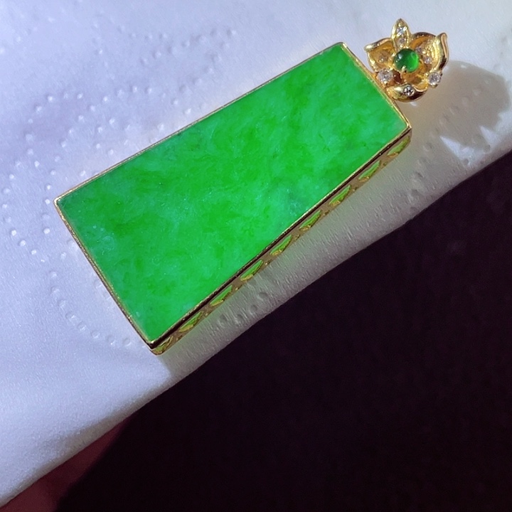 翡翠18K金镶嵌颈饰翡翠