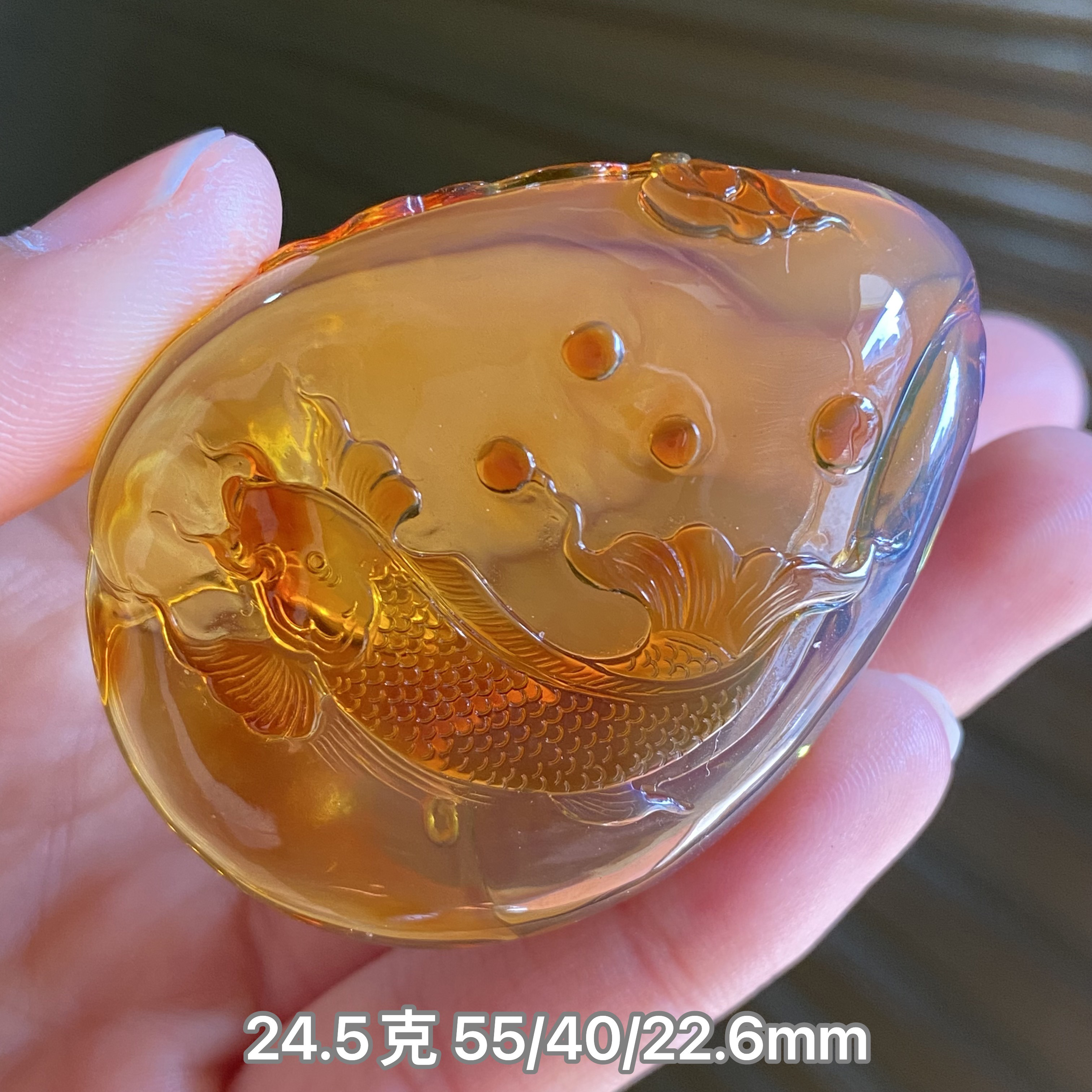 【小伊琥珀】24.5克血珀俏色巧雕「锦鲤」