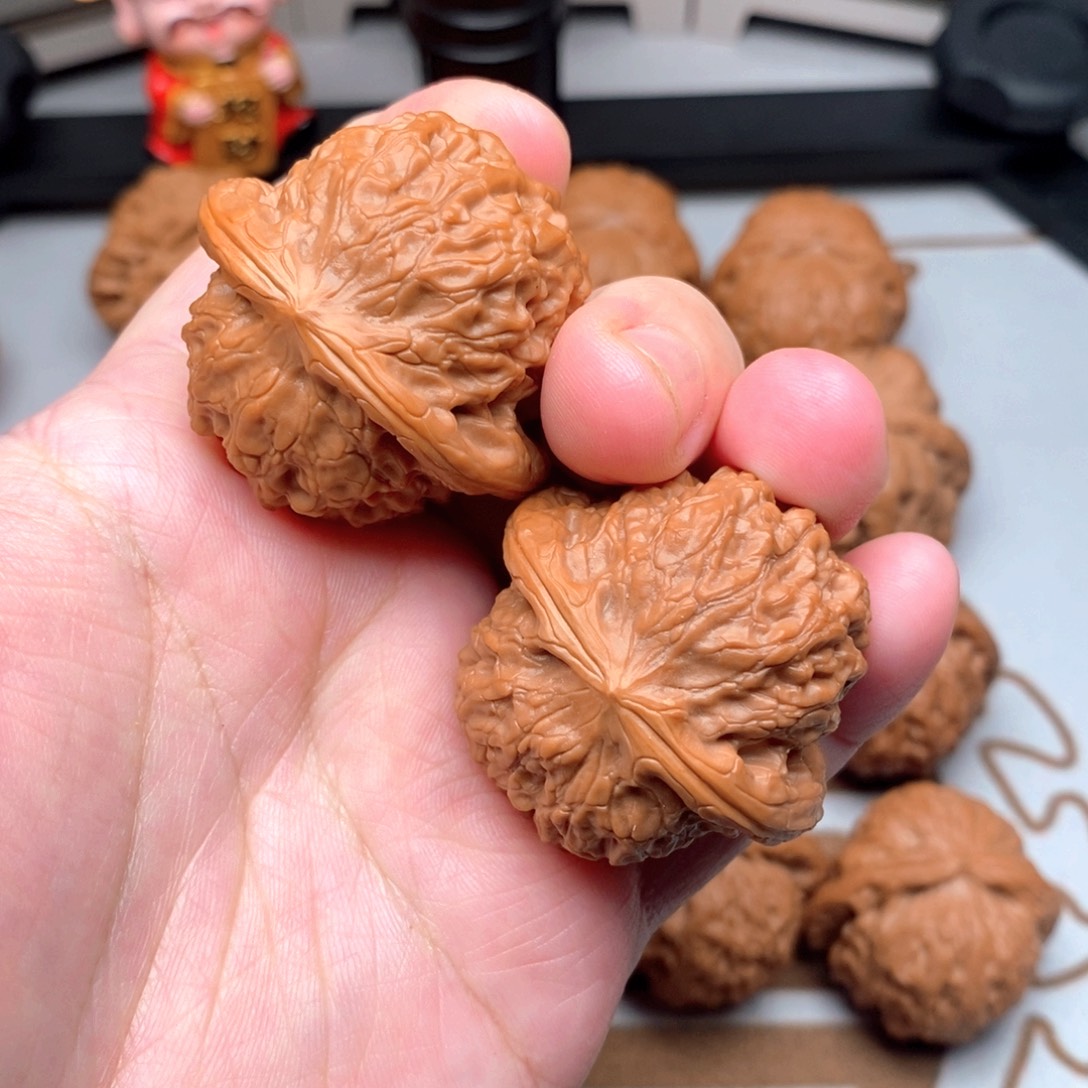 ****冷文玩核桃把件38尺血麒麟