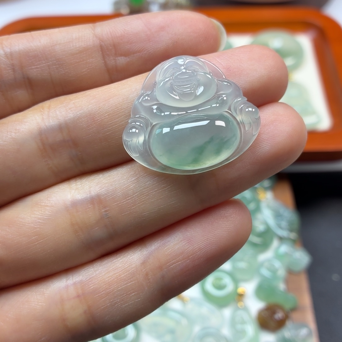 翡翠未镶嵌颈饰佛公