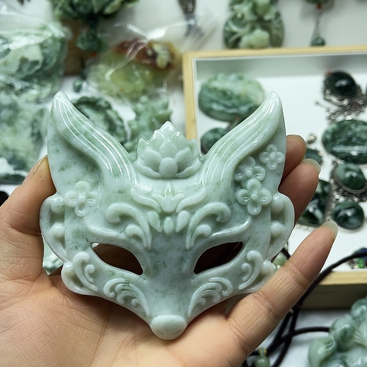 透闪石-蛇纹石玉未镶嵌颈饰
