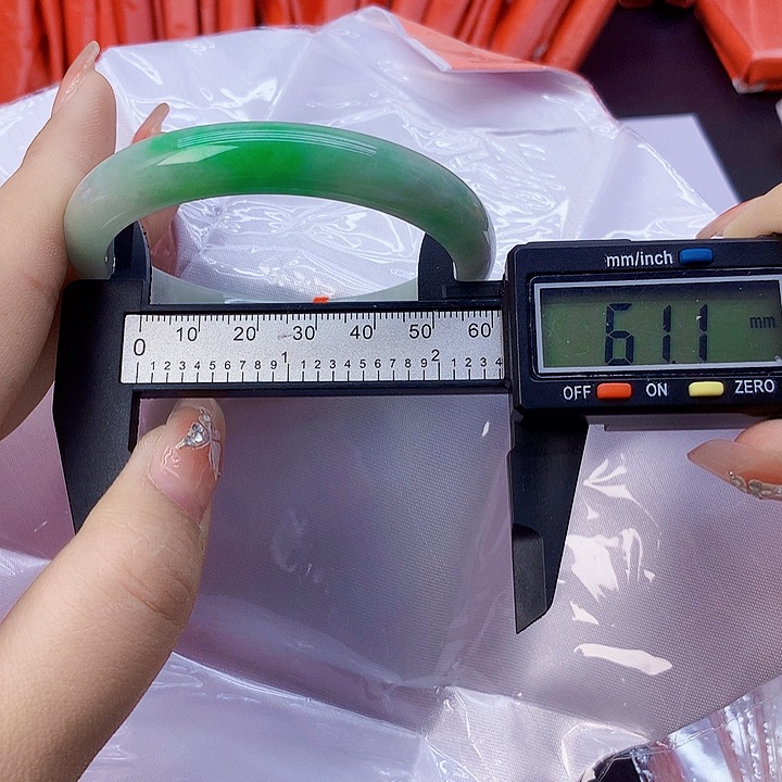 翡翠手镯未镶嵌68。   