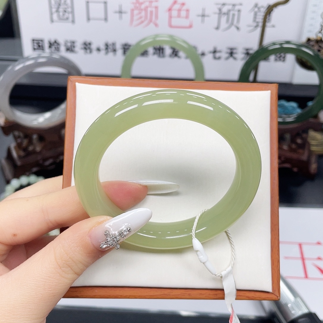 和田玉未镶嵌手镯