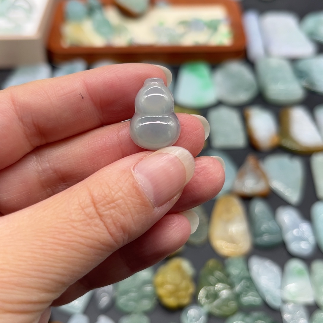 翡翠未镶嵌颈饰葫芦