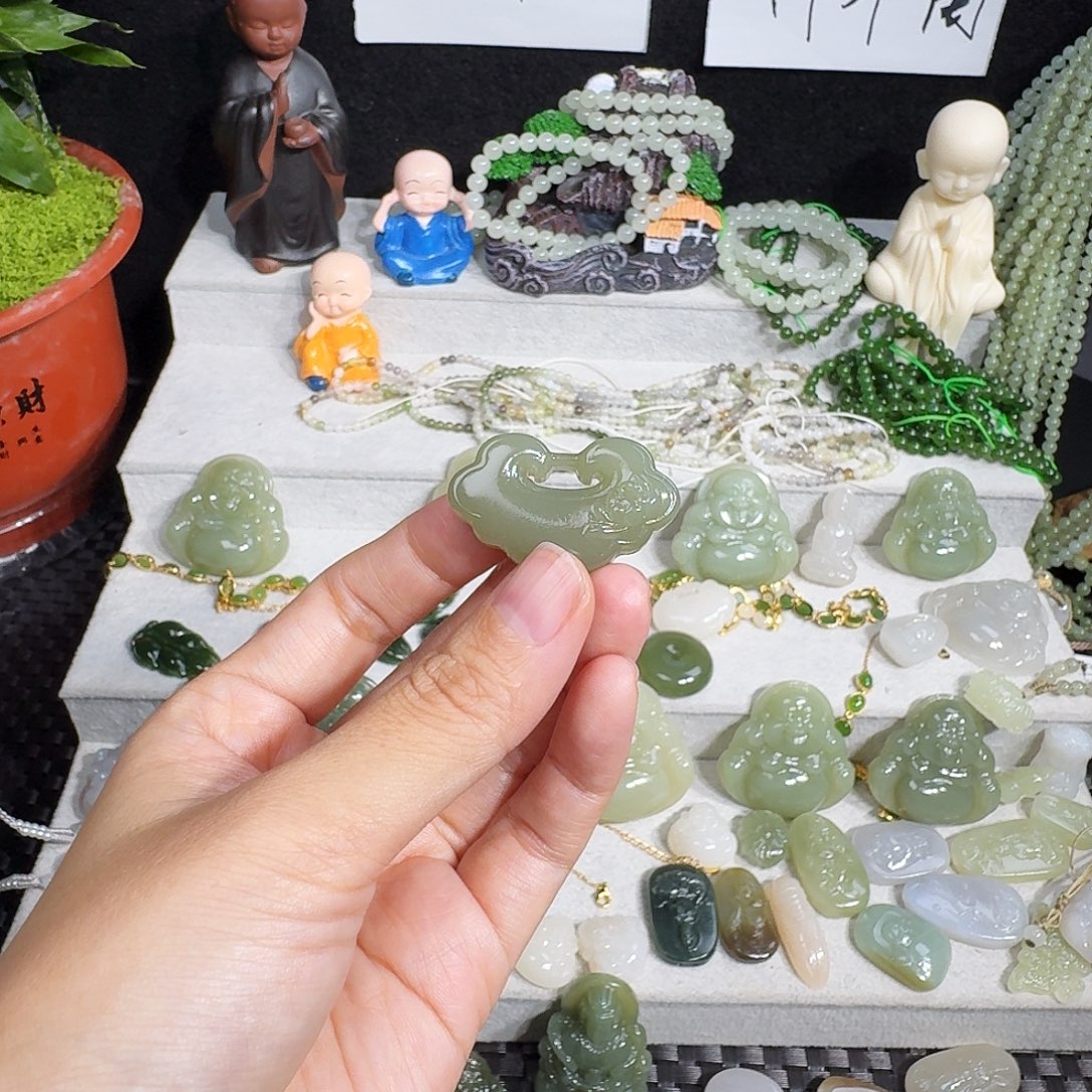 叫***艾和田玉未镶嵌颈饰