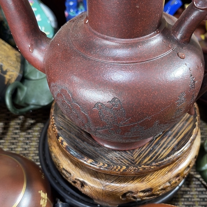 小***斯茶壶紫砂原矿泥料手工制作的一把紫砂壶。