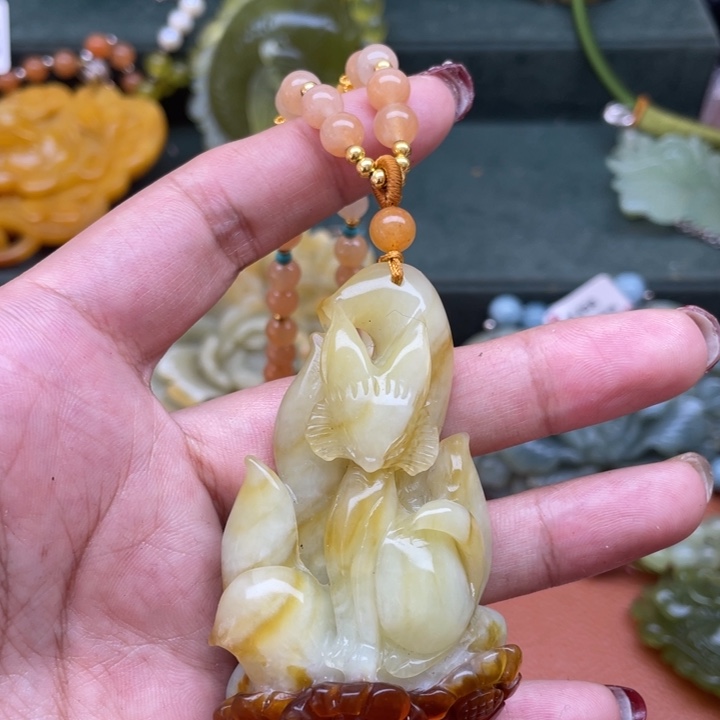 蛇纹石玉吊坠合金