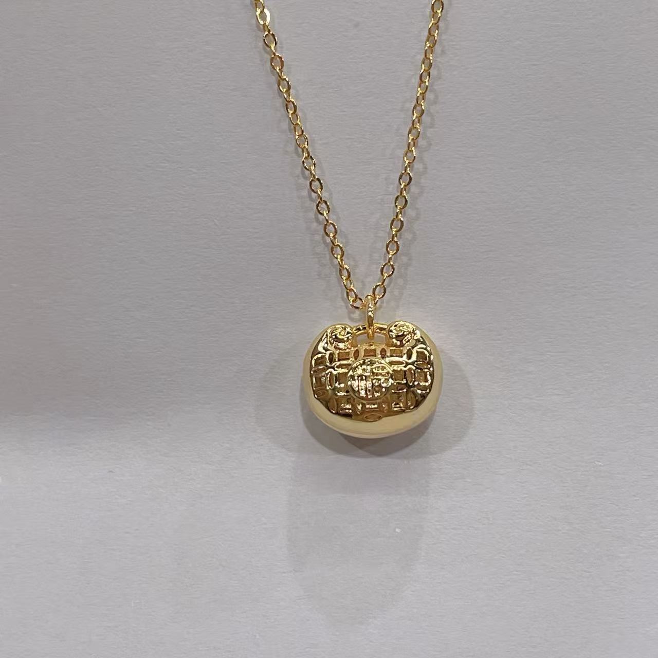 Y-6256  时尚精工镂空小福袋吊坠  + 专柜礼盒