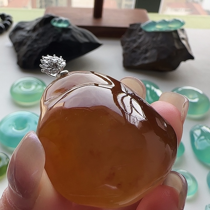 佛***子岫玉18K金镶嵌颈饰