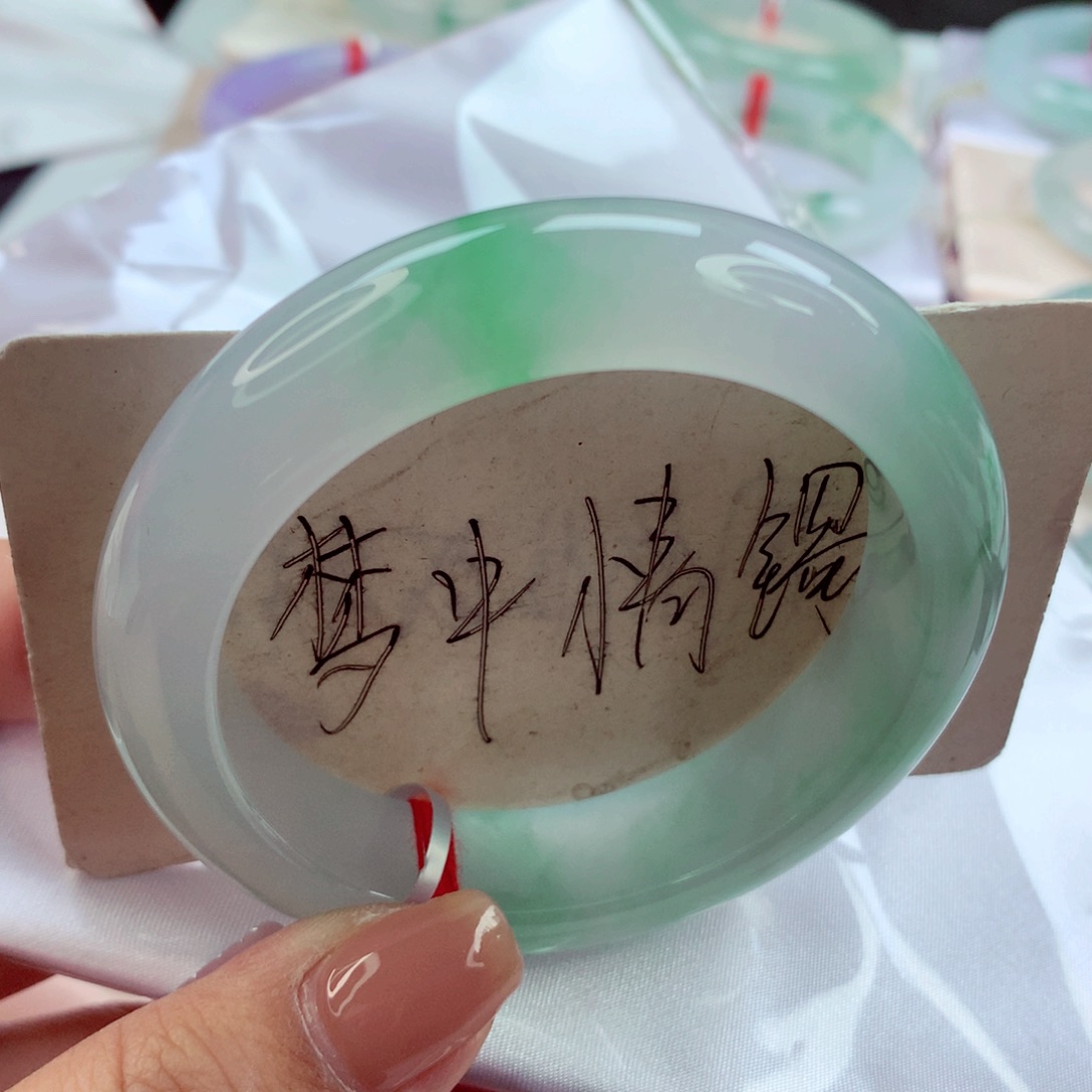 翡翠手镯未镶嵌师妹