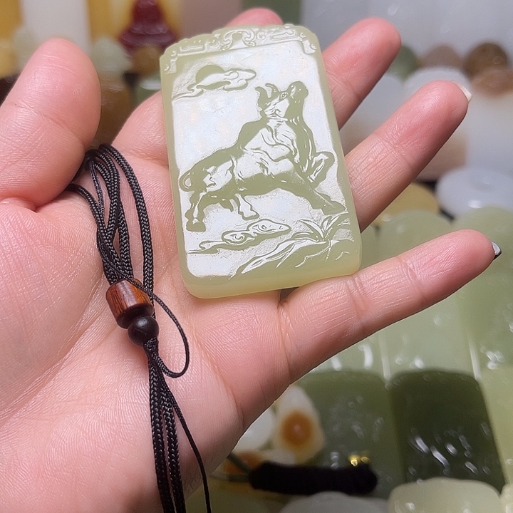 童***欺和田玉未镶嵌颈饰