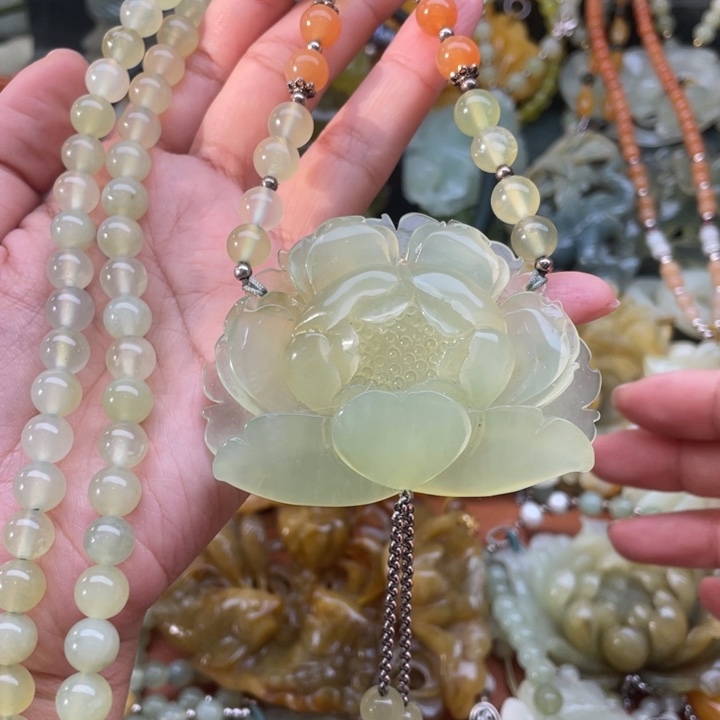 蛇纹石玉吊坠合金