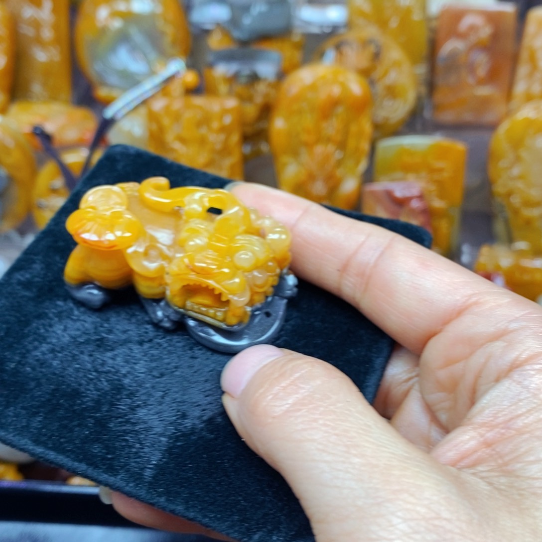 未镶嵌石英质玉（黄龙玉）颈饰