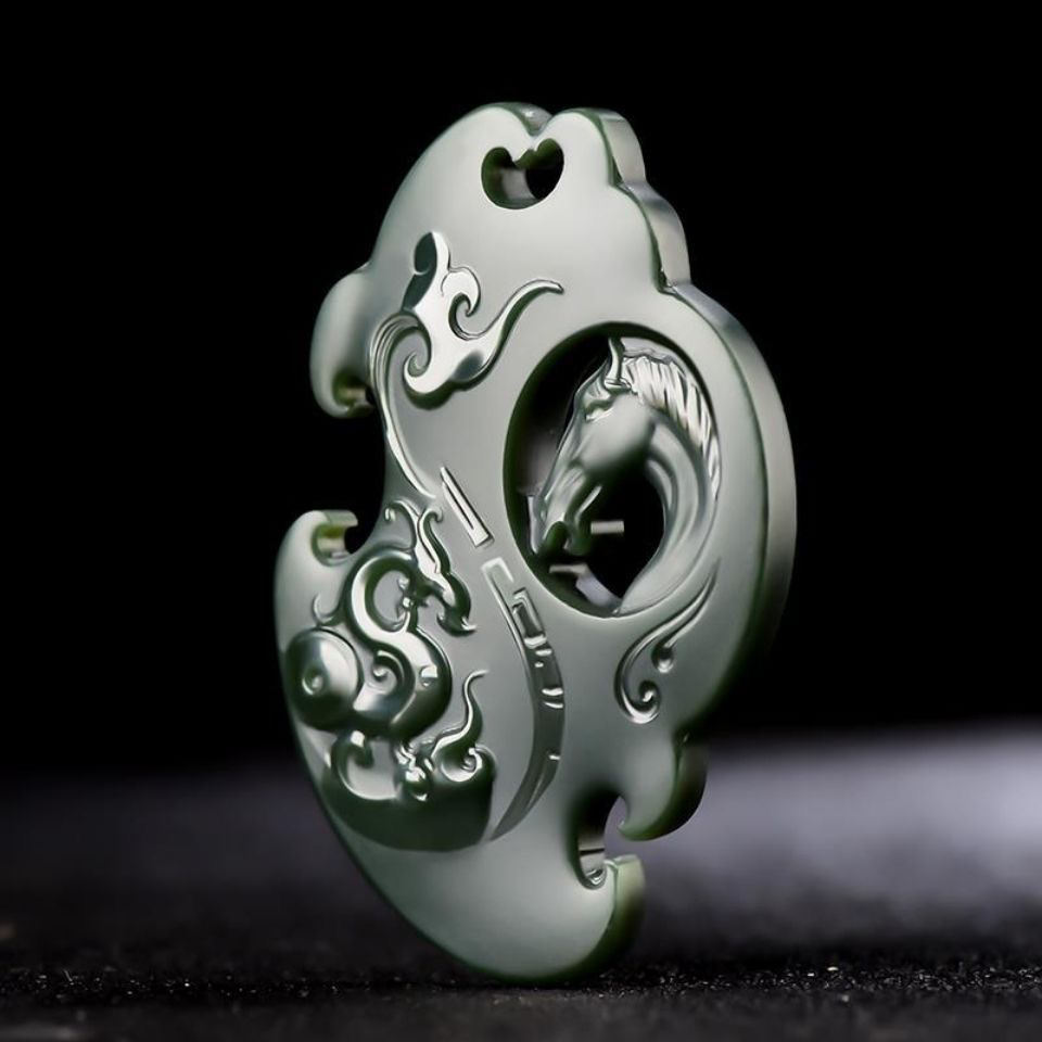 和田玉青玉龙马精神特色吊坠