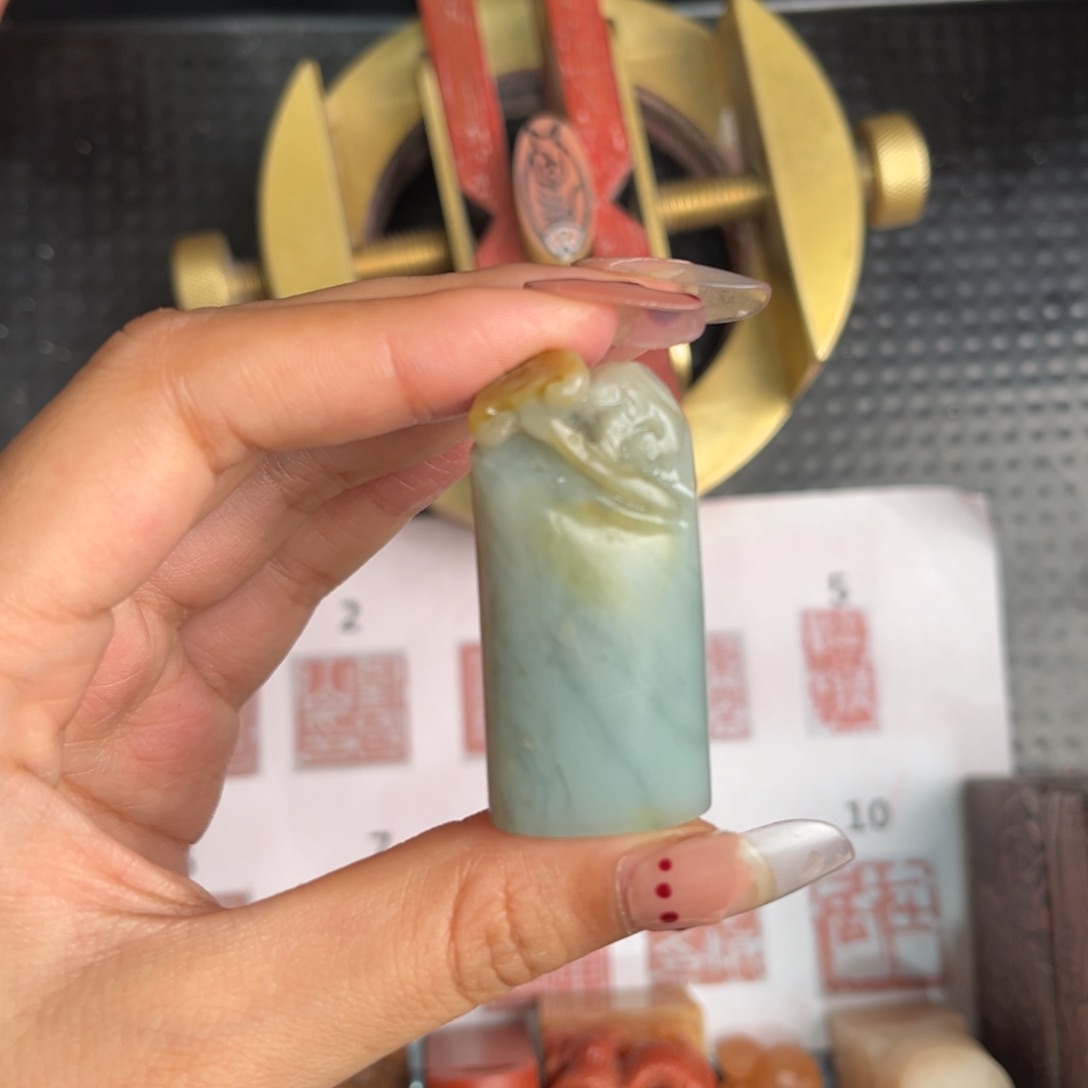 老挝石有**房现场纯手工篆刻