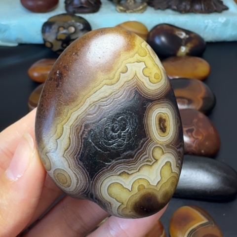 雨***人石材原石桌面摆件