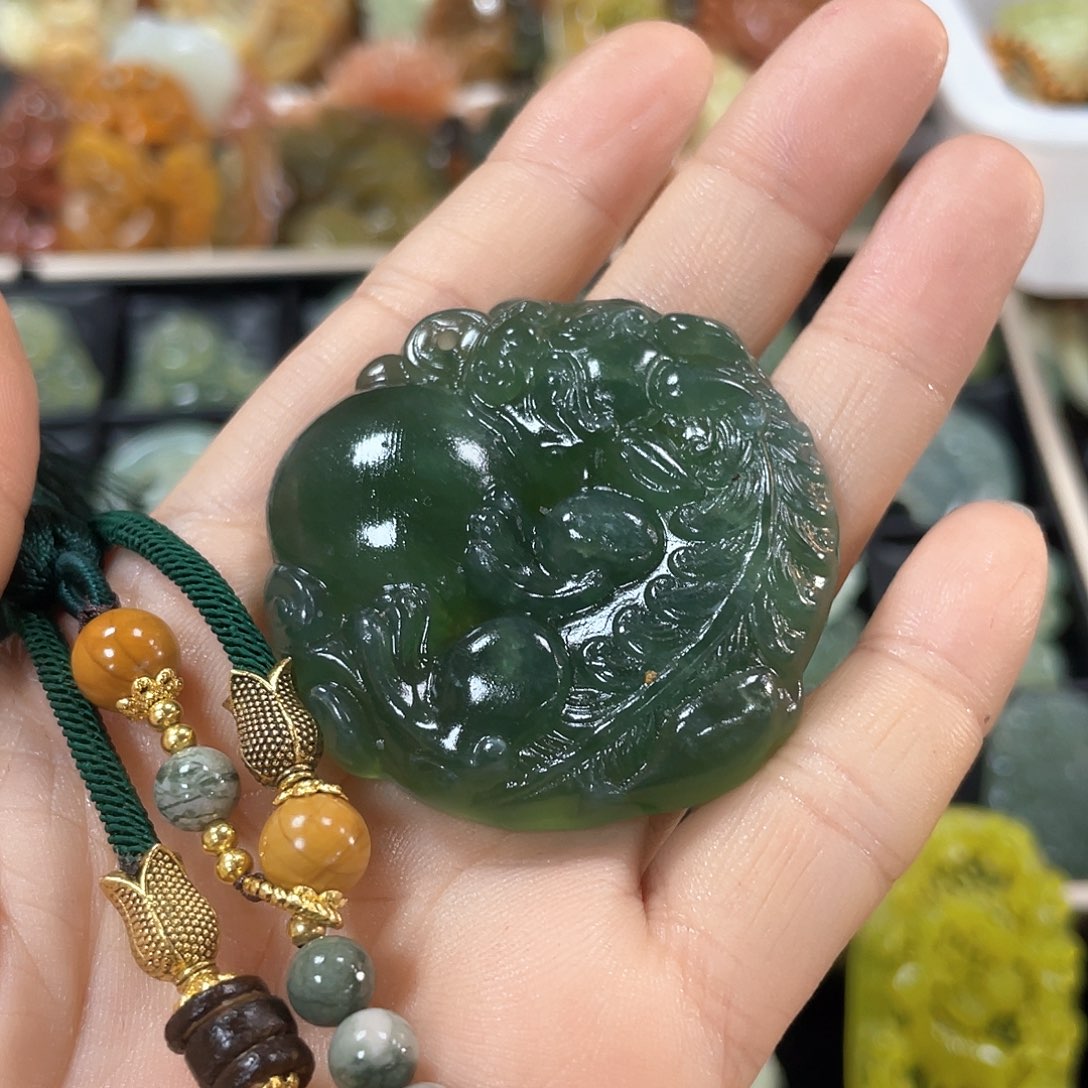 蛇纹石玉颈饰未镶嵌