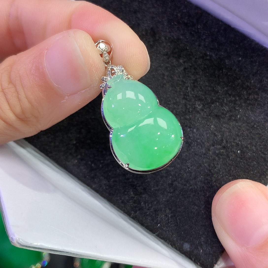 翡翠18K金镶嵌吊坠(赠链)