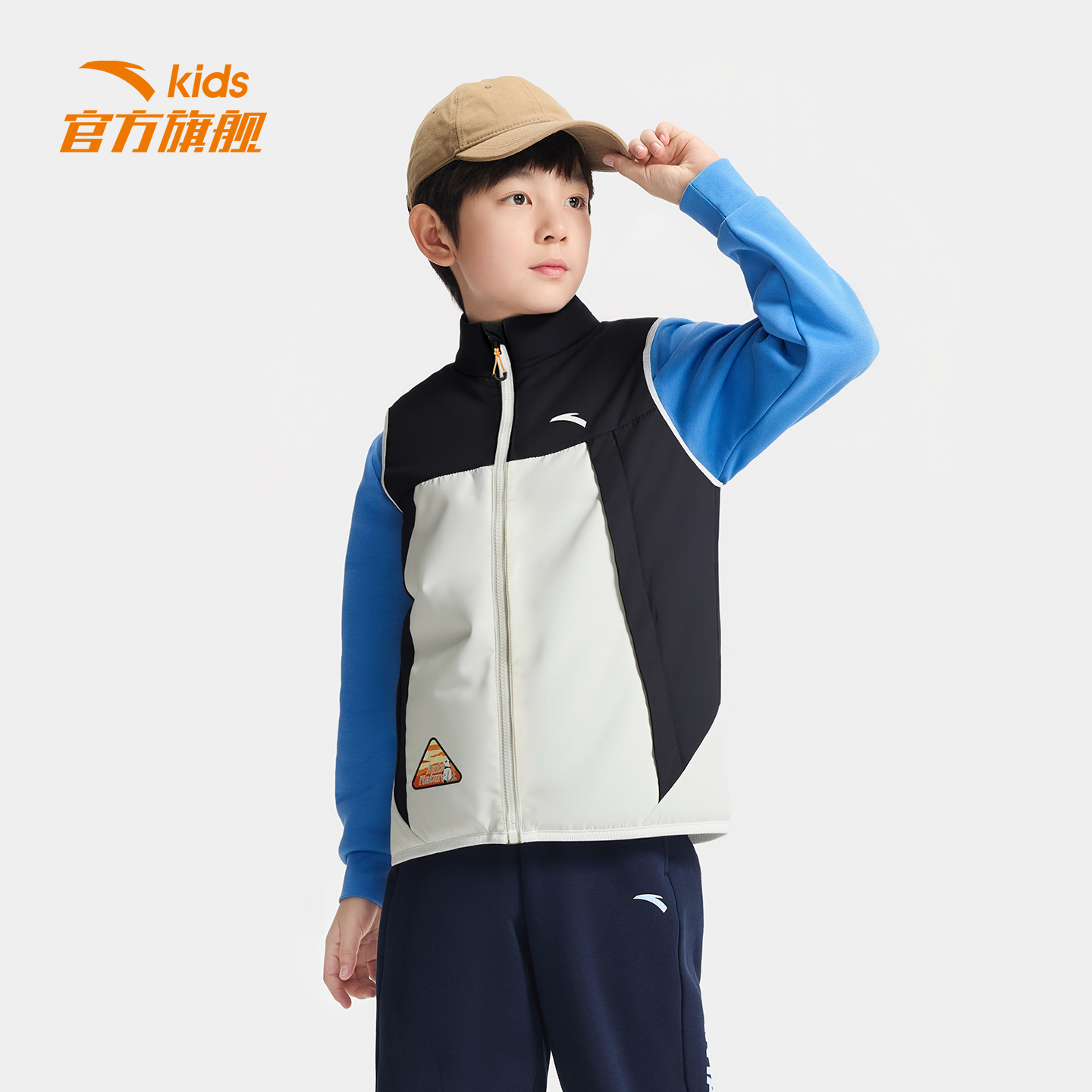 安踏儿童男大童羽绒马甲2025冬款上新舒适保暖百搭款防水户外马甲