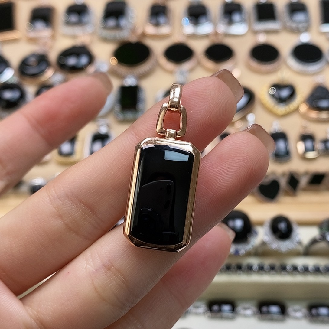 翡翠颈饰18K金镶嵌天然翡翠墨翠