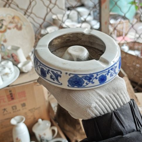 库存微瑕烟灰缸一个