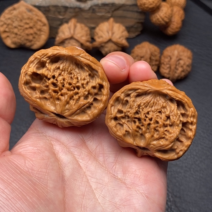 桃核把件尺寸42虎头蛇