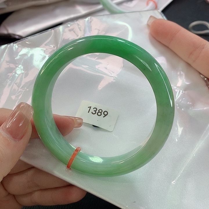 翡翠手镯未镶嵌天然翡翠手镯01