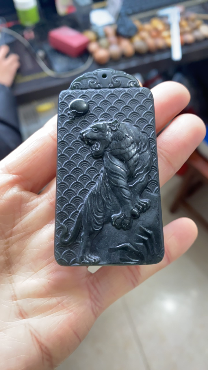 和田玉青玉虎虎生威 