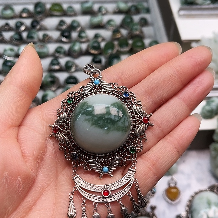 透闪石-蛇纹石玉颈饰未镶嵌