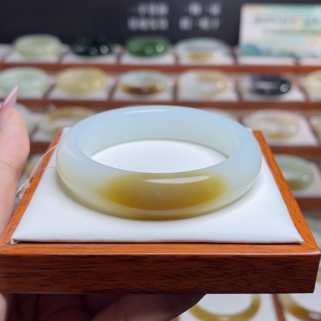 【闪购商品】和田玉手镯未镶嵌乳****家