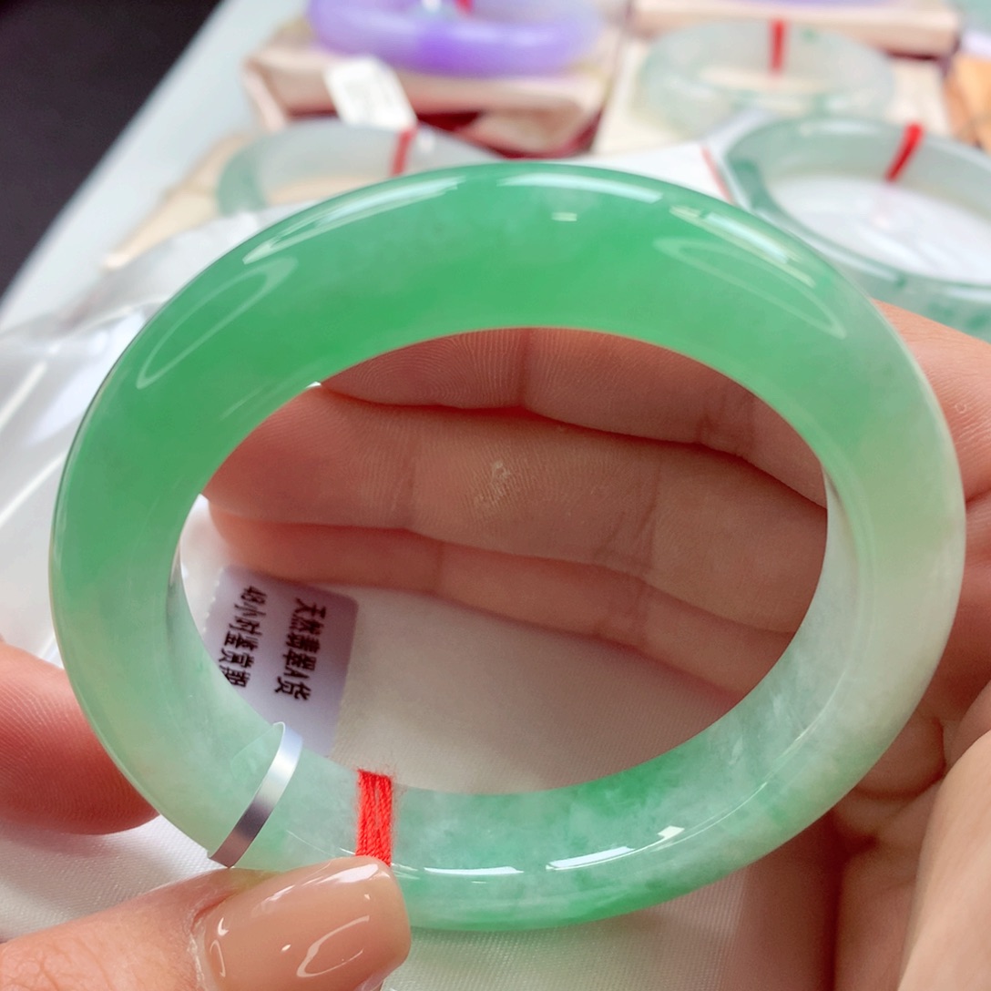 翡翠手镯未镶嵌师妹