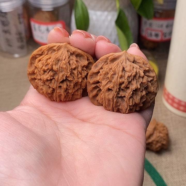 文玩核桃吊坠盘龙纹