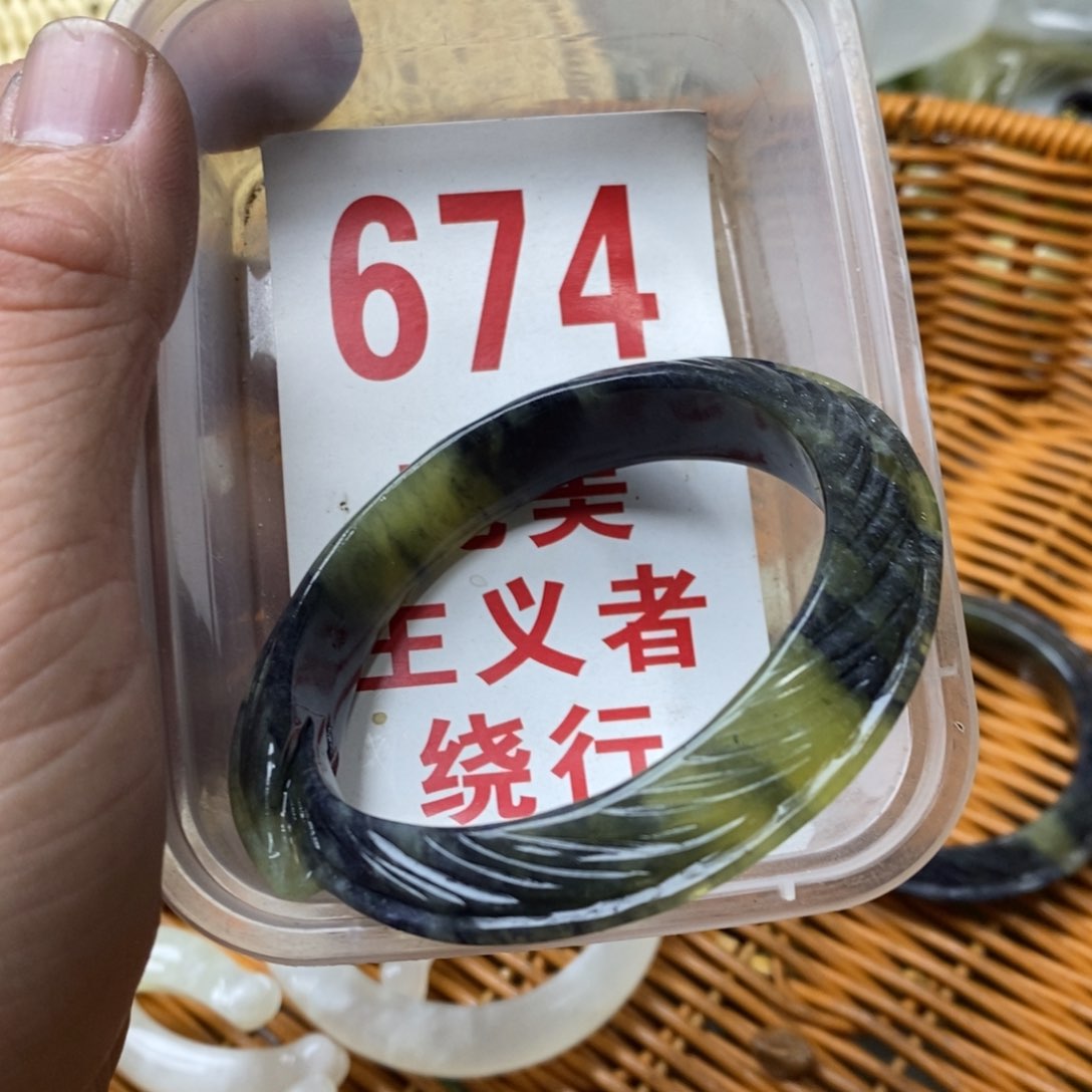 蛇纹石玉挂坠未镶嵌