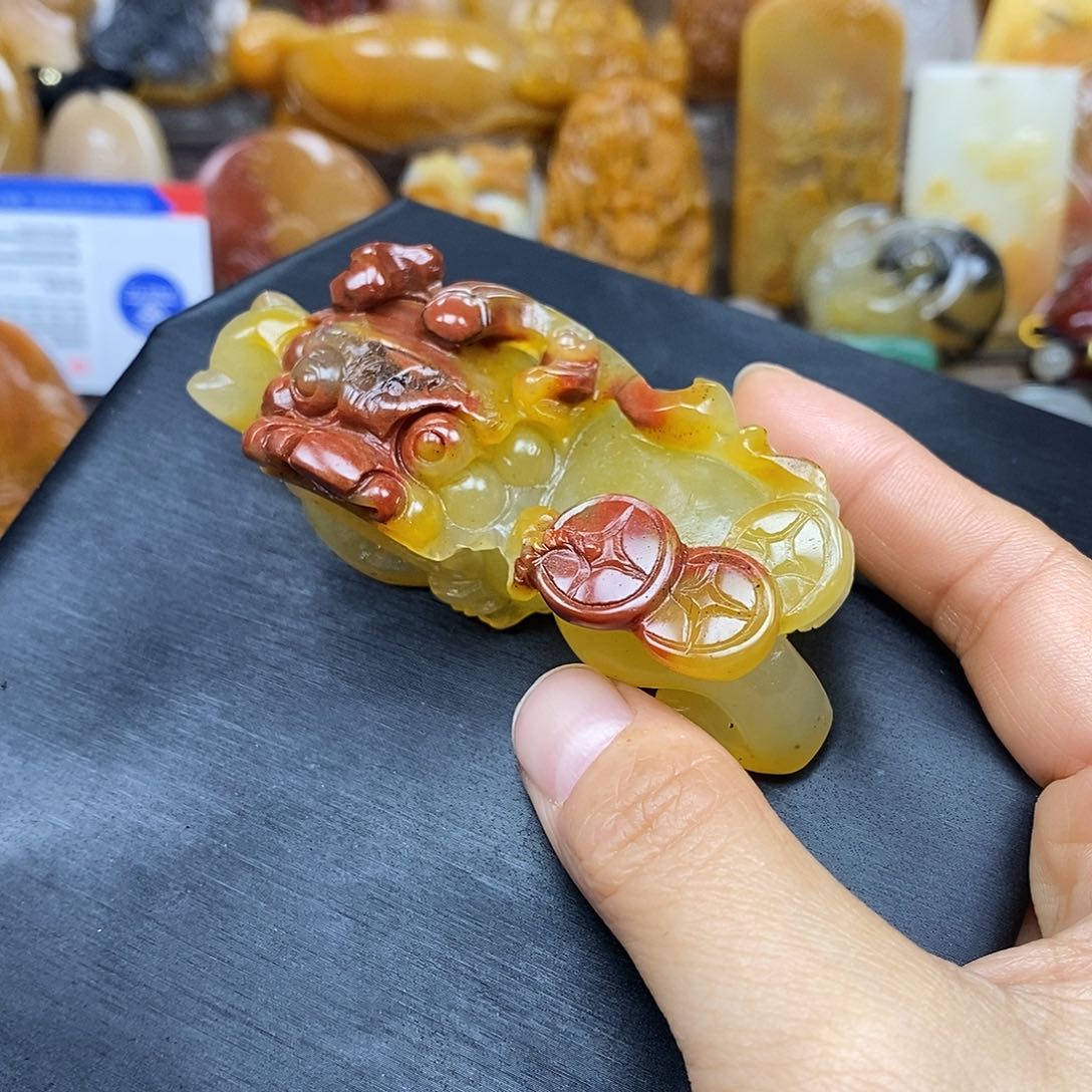 石英质玉（黄龙玉）颈饰未镶嵌