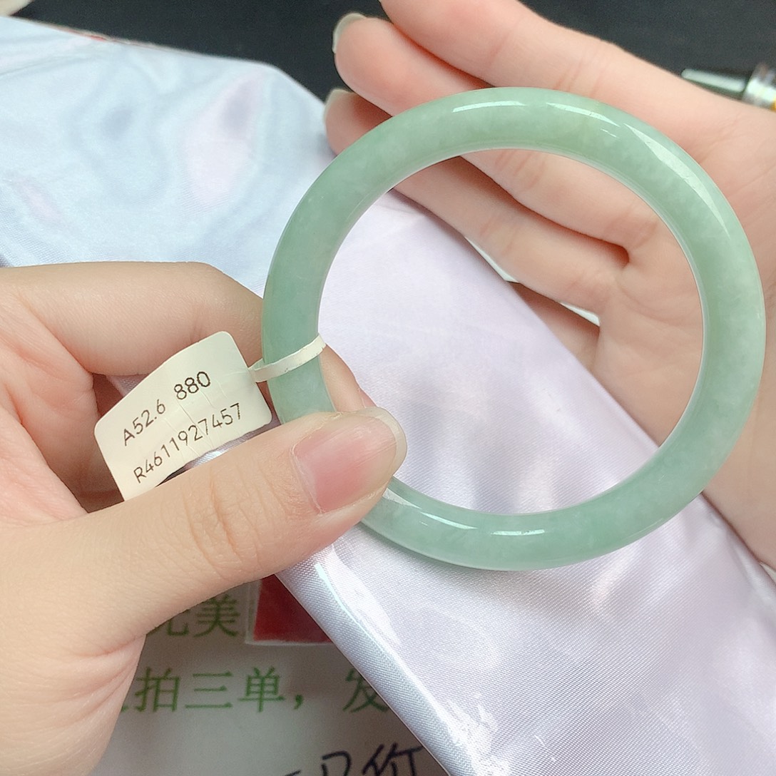 翡翠手镯未镶嵌翡翠手镯