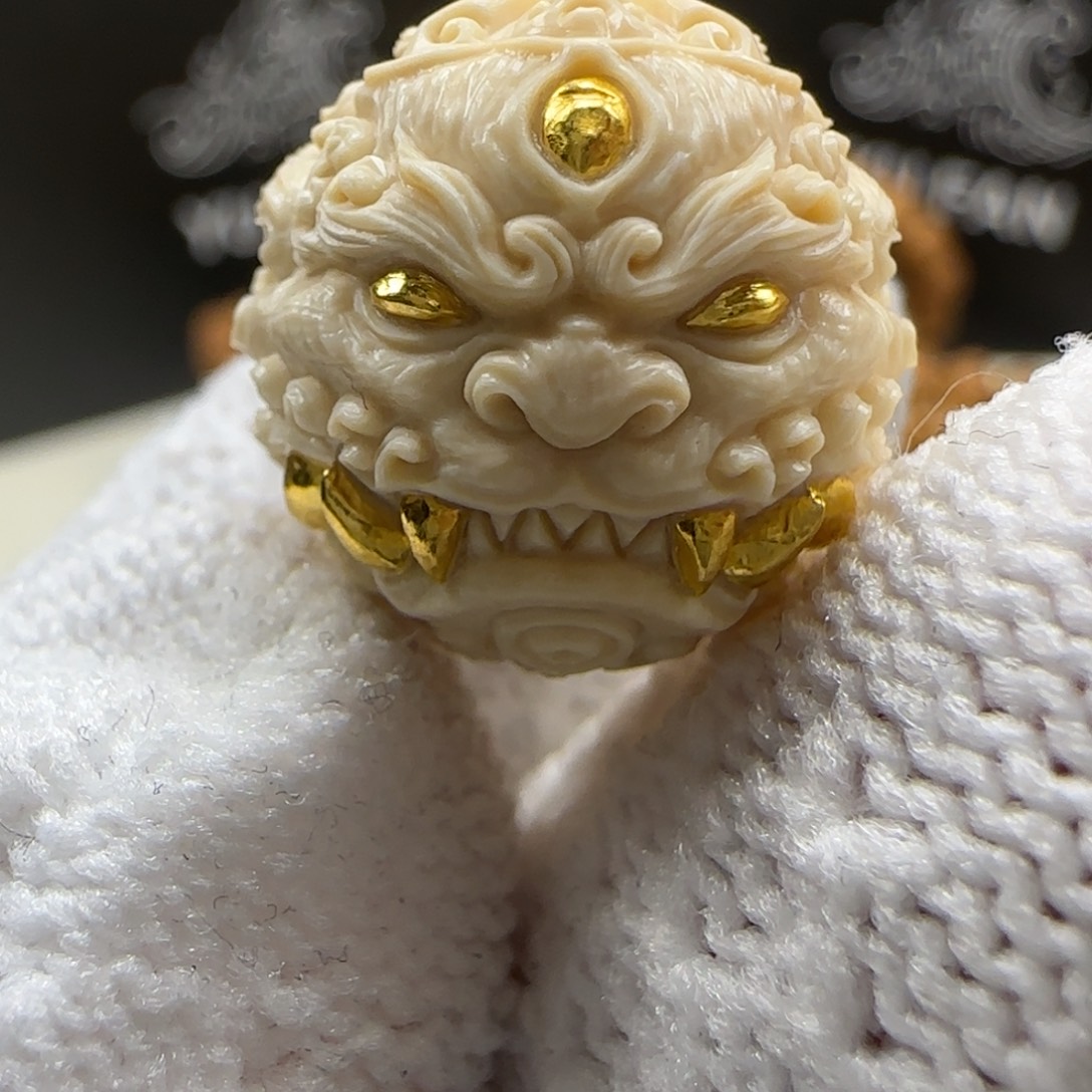 吊坠猴头核桃双面唐狮镶嵌24k