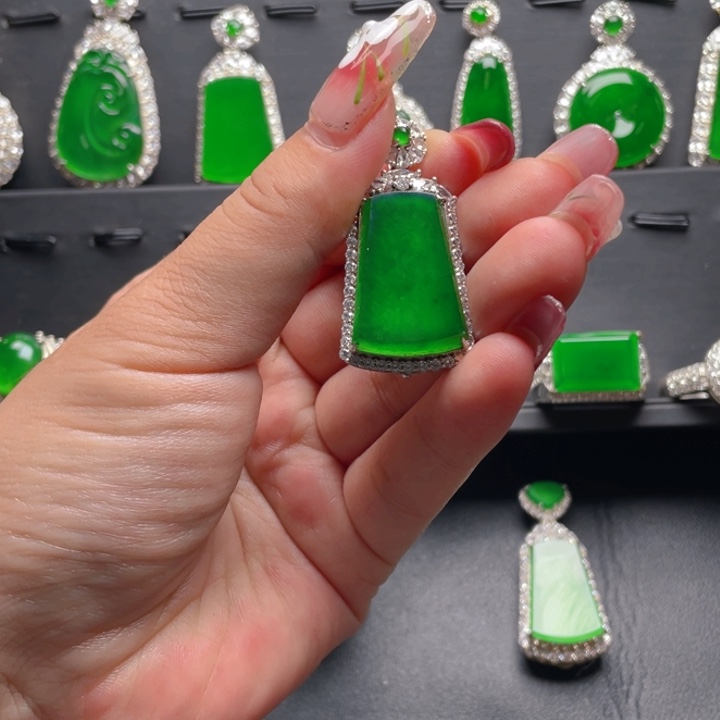 翡翠颈饰银S925镶嵌翡翠吊坠