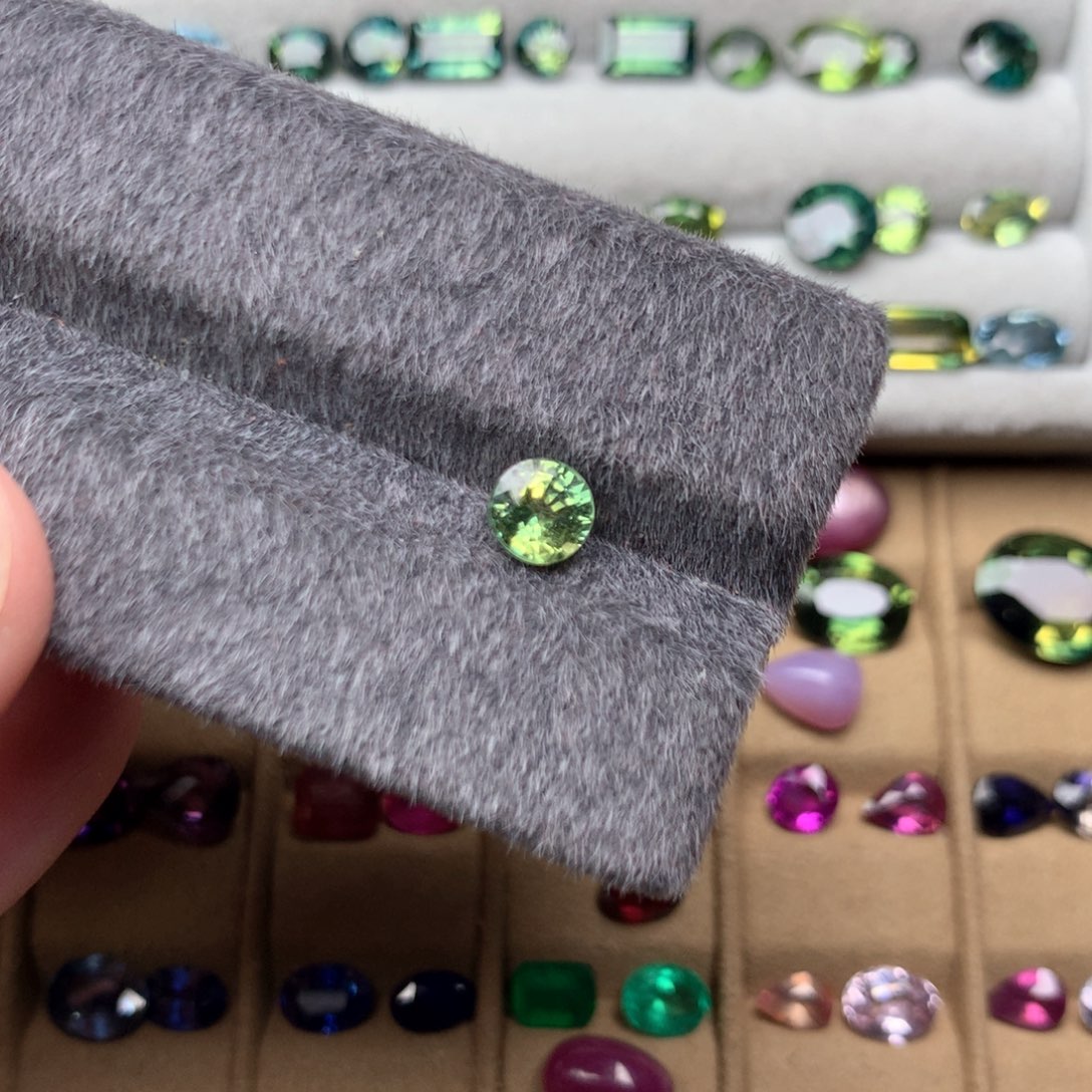 蓝宝石裸石未镶嵌