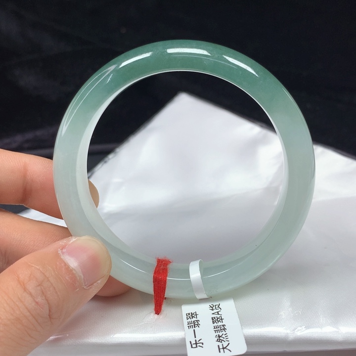 翡翠未镶嵌手镯（圆镯）57.5