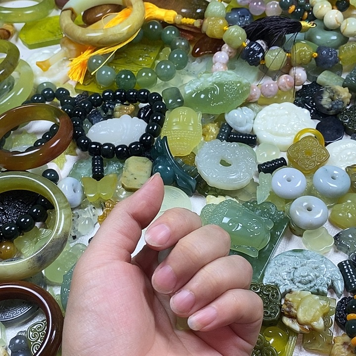 春***.蛇纹石玉未镶嵌颈饰