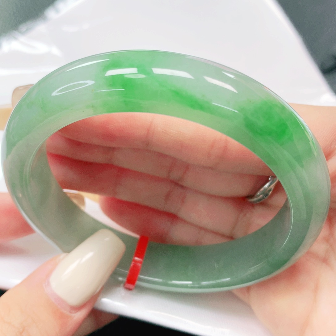 翡翠手镯未镶嵌56。