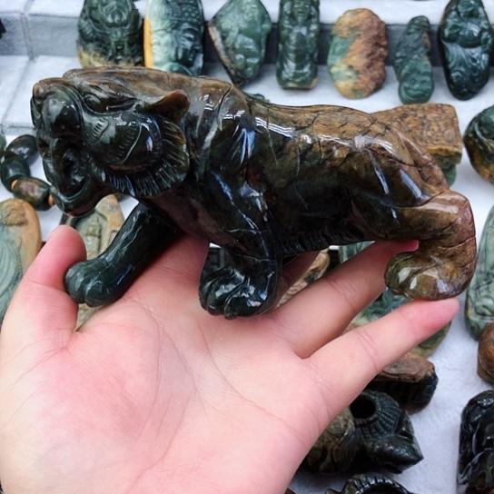 未镶嵌岫岩河磨玉（透闪石质玉）把件