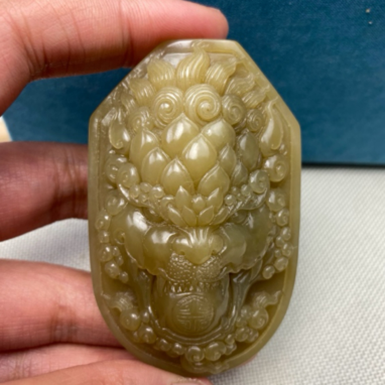 和田玉全蜜糖瑞兽锦灰堆手把