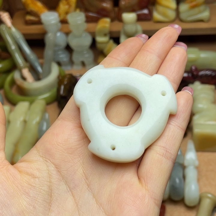 蛇纹石玉未镶嵌颈饰