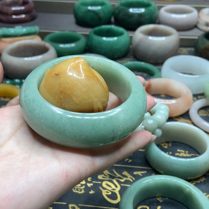 石英质玉手镯未镶嵌