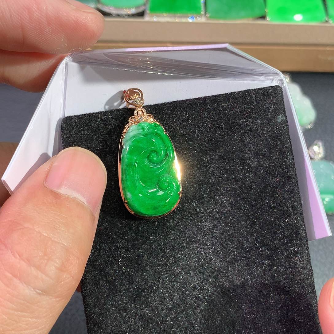 翡翠吊坠(赠链)18K金镶嵌