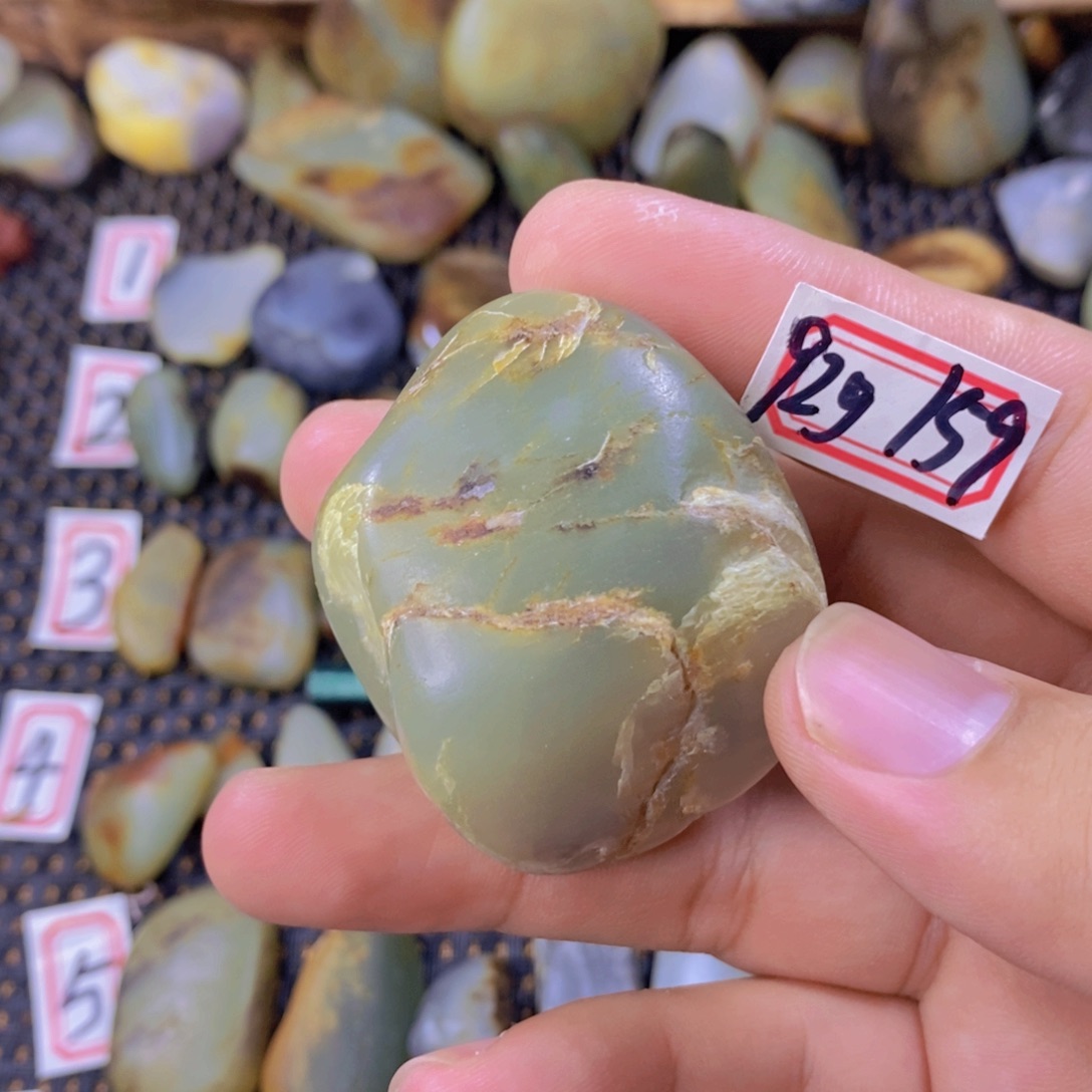 颈饰未镶嵌和田玉（糖玉）