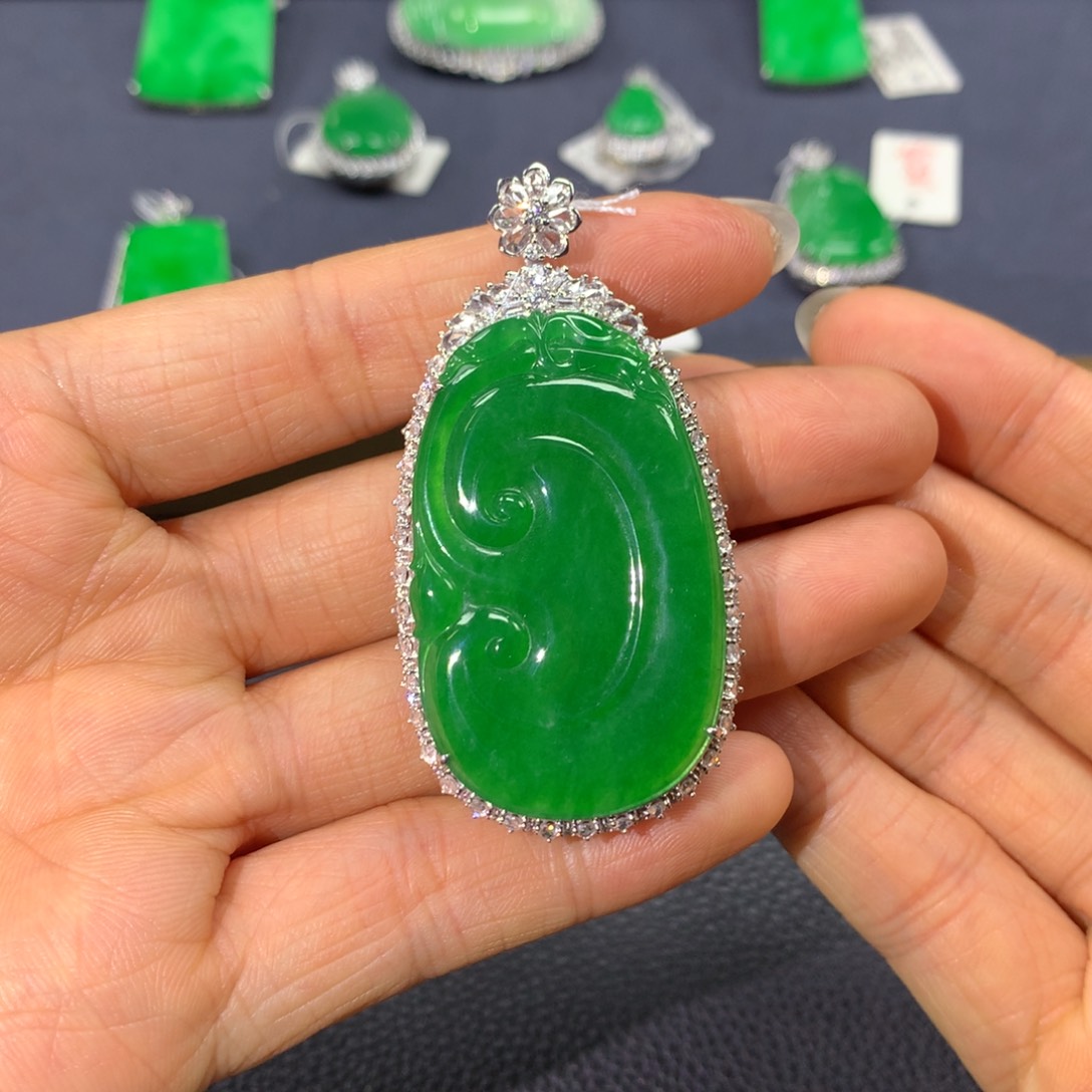 翡翠颈饰18K金镶嵌翡翠