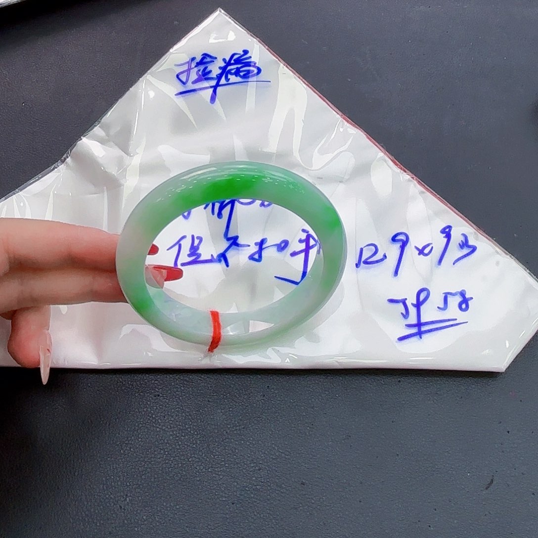 翡翠手镯未镶嵌手镯